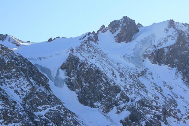 Se cree que glaciares altos como este, en las montañas Tian Shan de Kazajastán, están a salvo del recalentamiento planetario. Pero el debate sobre la reducción de emisiones contaminantes parece quedar relegado en la COP 19, ante las propuestas de recurrir al sector privado para obtener préstamos para la adaptación al cambio climático. Crédito: Christopher Pala/IPS.