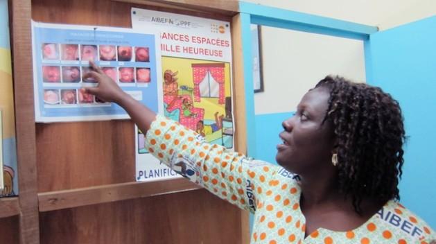 Una trabajadora de la salud explica la transmisión sexual de infecciones en la clínica de planificación familiar de Yopougon, Costa de Marfil. Crédito: Kristin Palitza/IPS.
