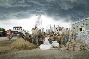 Soldados asignados a la Guardia Nacional arman una barrera para proteger un generador eléctrico de las inundaciones en Hills, Iowa, el 14 de junio de 2008. Crédito: Guardia Nacional/cc by 2.0