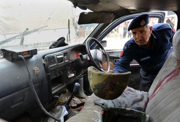 Automóvil atacado por insurgentes cerca de Peshawar. Crédito: Ashfaq Yusufzai/IPS.