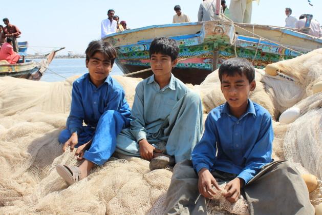 Niños que no van a la escuela en Ibrahim Hyderi, una comunidad de pescadores cerca de Karachi. Crédito: Zofeen Ebrahim/IPS.