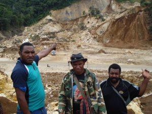 Habitantes de Papúa Nueva Guinea señalan su aldea destruida en un deslizamiento de tierras de una cantera donde se realizaban excavaciones para un proyecto de gas natural licuado. Crédito: Catherine Wilson/IPS.