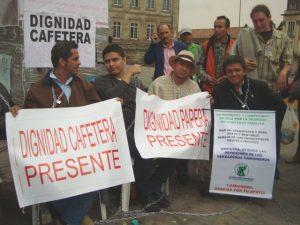 Agricultores de Dignidad Agropecuaria protestan encadenados en la Plaza de Bolívar. Crédito: Helda Martínez/IPS