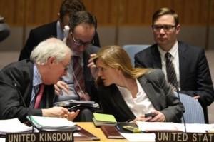 Mark Lyall Grant (izquierda), embajador de Gran Bretaña ante la ONU, dialoga con su homóloga de Estados Unidos, Samantha Power, durante la reunión del Consejo de Sguridad del lunes 3 de marzo de 2014. Crédito: UN Photo/Evan Schneider