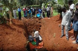 Sobrevivientes del genocidio ruandés exhuman los cadáveres de sus parientes asesinados durante la masacre de 100 días en 1994. Crédito: Edwin Musoni/IPS