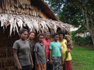 Maddlyn Maelofa (a la derecha) y niñas de la aldea de Huahai, en Islas Salomón. Crédito: Catherine Wilson/IPS.