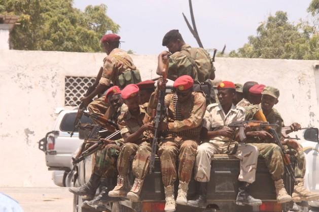Soldados del ejército de Somalia patrullan una calle en Mogadiscio el 23 de febrero de 2014. La preocupación va en aumento, mientras cientos de efectivos destituidos de la fuerza protestan contra la medida. Crédito: Ahmed Osman/IPS.