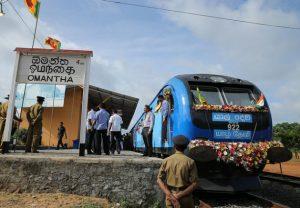 Bajo el barniz del desarrollo, que se refleja en este moderno tren, la zona que fue escenario de la guerra en Sri Lanka está sumida en la pobreza, la deuda y el desempleo. Crédito: Amantha Perera/IPS.