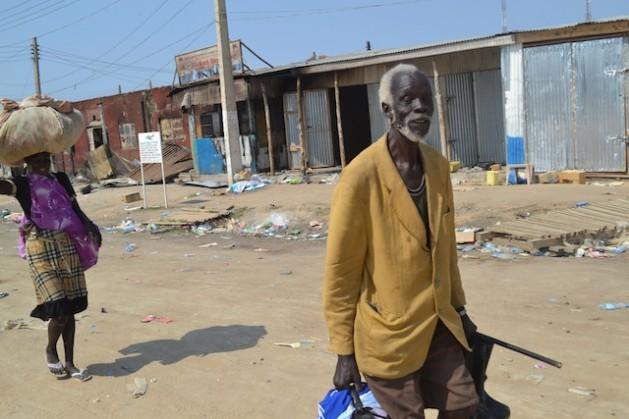 Un hombre y su hija vuelven al poblado de Bor, en el estado sursudanés de Jonglei, tras los feroces enfrentamientos que tuvieron lugar allí y en todo el país, y que mayoritariamente terminaron en enero. Crédito: Charlton Doki/IPS.