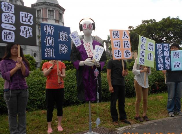 Miembros de la Fundación por la Reforma Judicial en Taiwán participan en una protesta en Taipei contra la vigilancia de las comunicaciones de ciudadanos. Crédito: Dennis Engbarth/IPS.