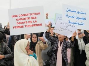 Mujeres protestan en Túnez para exigir el respeto de sus derechos. Crédito: Giuliana Sgrena/IPS.