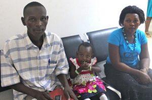 Michael Mubangizi y su esposa Jennifer Musimenta, con su hija Babirye. Ellos ignoran qué ocurrió con la melliza de la niña, cuyo cuerpo desapareció luego del parto. Crédito: Amy Fallon/IPS.
