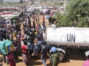 Funcionarios de la UNMISS distribuyen agua a civiles que huyen de combates en Yuba. Crédito:UN Photo/UNMISS
