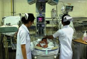 La sala de cuidados intensivos para recién nacidos en el Hospital Sagrada Familia de India, donde se prefiere el uso de la tradicional vacuna DPT. Crédito: Holy Family Hospital.