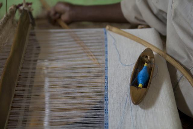Un tejido de algodón blanco hilado en un telar tradicional etíope. Crédito: Salima Punjani/IPS