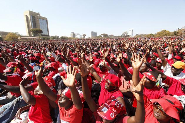 Manifestación del Movimiento por el Cambio Democrático-Tsvangirai el 29 de julio de 2013, dos días antes de las elecciones nacionales. Muchos zimbabwenses están decepcionados de la dirigencia política del país. Crédito: Jeffrey Moyo/IPS.