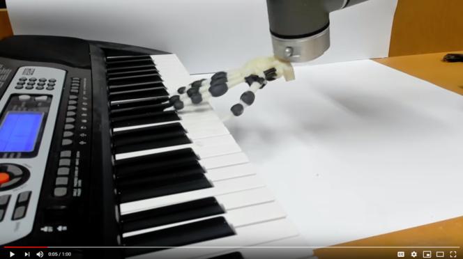 Imprimen en 3D una mano robótica que toca el piano