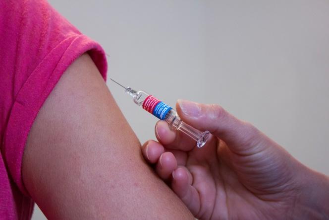 Existe una relación entre el populismo y la desconfianza hacia las vacunas