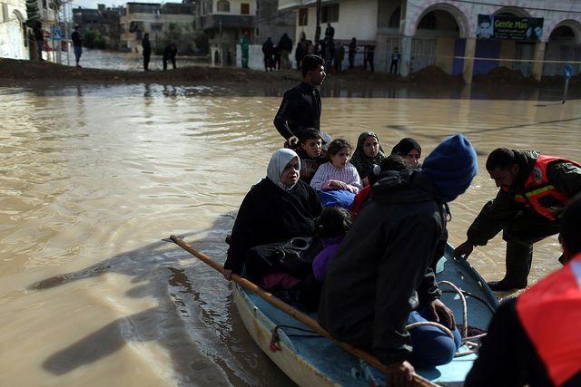 Palestinos inundados de aguas servidas