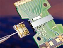 Crean un chip que descifra señales láser de fibra óptica