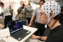 Un brazo robótico mejora el control mental sobre la interfaz cerebro-máquina