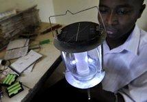 Lámparas solares LED mejoran la calidad de vida en zonas pobres de África