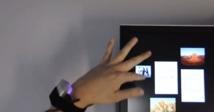 Diseñan una pulsera que permite cambiar de canal con el movimiento de la mano