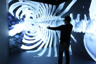 Crean una cueva de realidad virtual con 40 proyectores