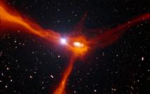 Un cuásar ilumina a una galaxia devorando una nube de gas