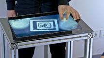 Crean una pantalla táctil que reconoce las huellas dactilares de los usuarios