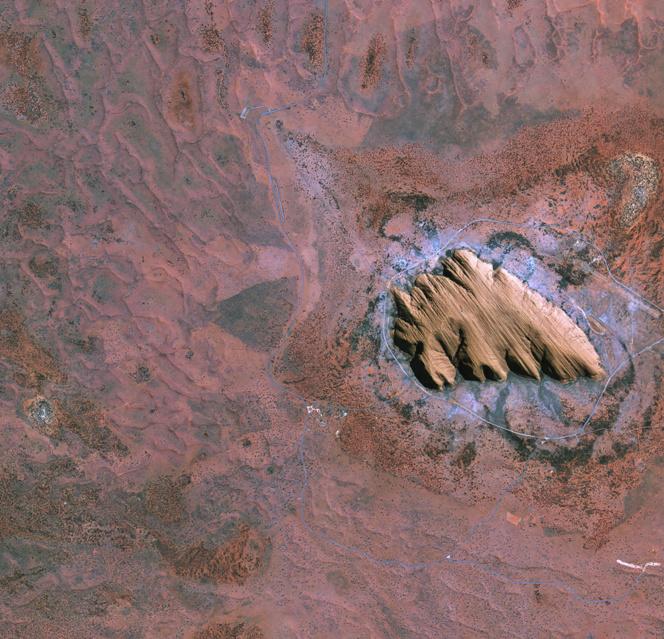 Uluru, la famosa montaña-isla de Australia, vista desde el espacio