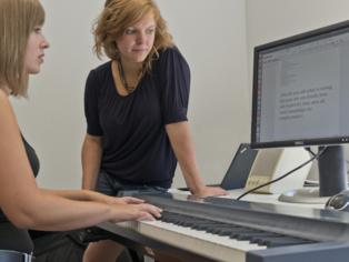 Crean un "piano de escribir" con el que un pianista aficionado es casi un mecanógrafo