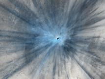 Un gran impacto espacial abre un cráter azul en Marte