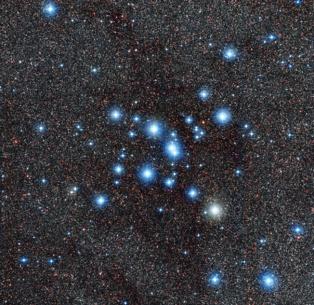 El cúmulo estelar Messier 7 muestra la belleza que sobresale del polvo