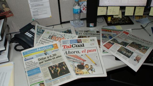 Periódicos venezolanos penden de una bobina… de papel