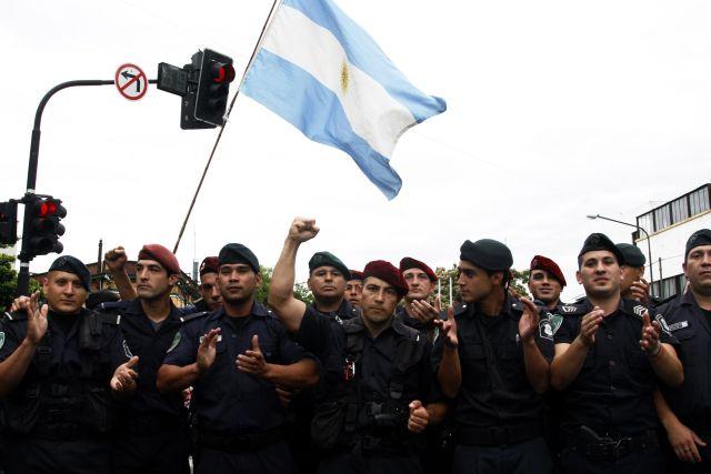 Rebelión policial sacude democracia argentina
