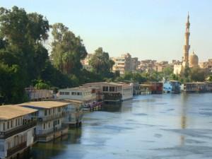 Egipto muestra sus músculos en el Nilo