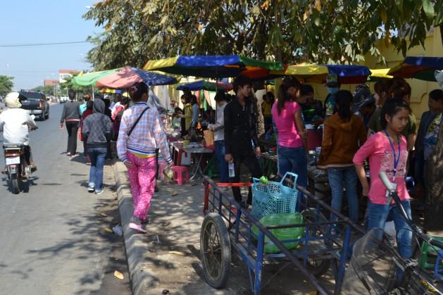 Fábricas de ropa tejen indignación laboral en Camboya