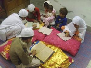 El camino de la pobreza lleva a las madrasas