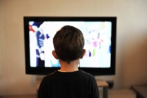 Los niños pequeños que ven más tele y videojuegos duermen menos