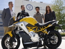 Crean una moto eléctrica inteligente que se comunica con el piloto y el entorno