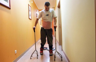 Paciente paralizado vuelve a andar tras un trasplante de células olfativas en su columna