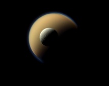 Nueva imagen de las dos mayores lunas de Saturno: Rea y Titán