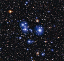 Messier 47 muestra sus brillantes estrellas azules y sus gigantes rojas