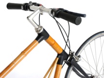 Una bicicleta de bambú que recarga móviles