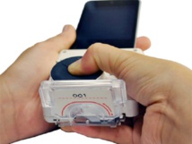 Un dispositivo que se conecta al smartphone diagnostica el sida en un cuarto de hora