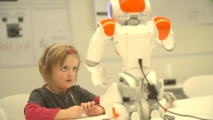 El robot y la niña aprenden juntos a escribir 
