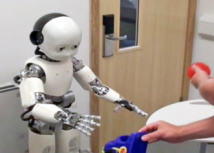 La postura corporal afecta a la memoria y al aprendizaje infantiles, revela un robot