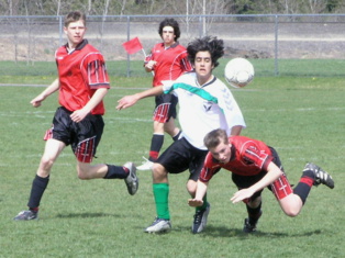 Los adolescentes que juegan habitualmente al fútbol mantienen mejor la atención