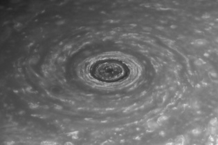 Los ciclones polares de Saturno podrían ser la suma de muchas tormentas eléctricas